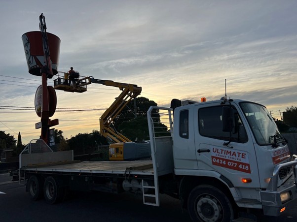 Alt txt: Understand the difference between a crane mounted truck and a franna Image credit: Ultimate Crane Trucks